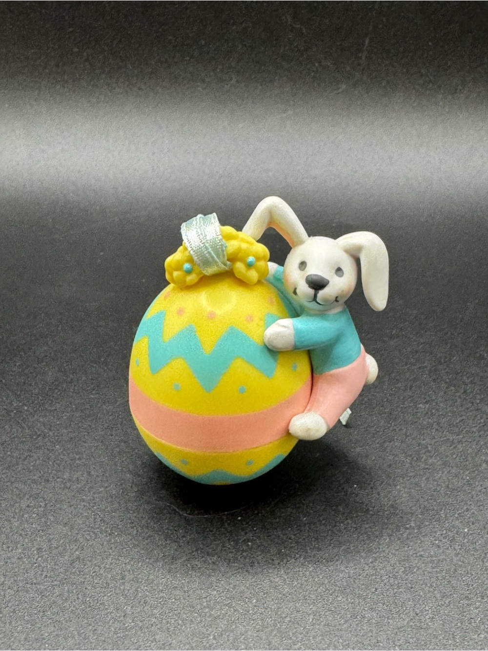 Avon Gift Collection 2.5" Easter Spring Vintage Ornament Busy Bunny with Egg